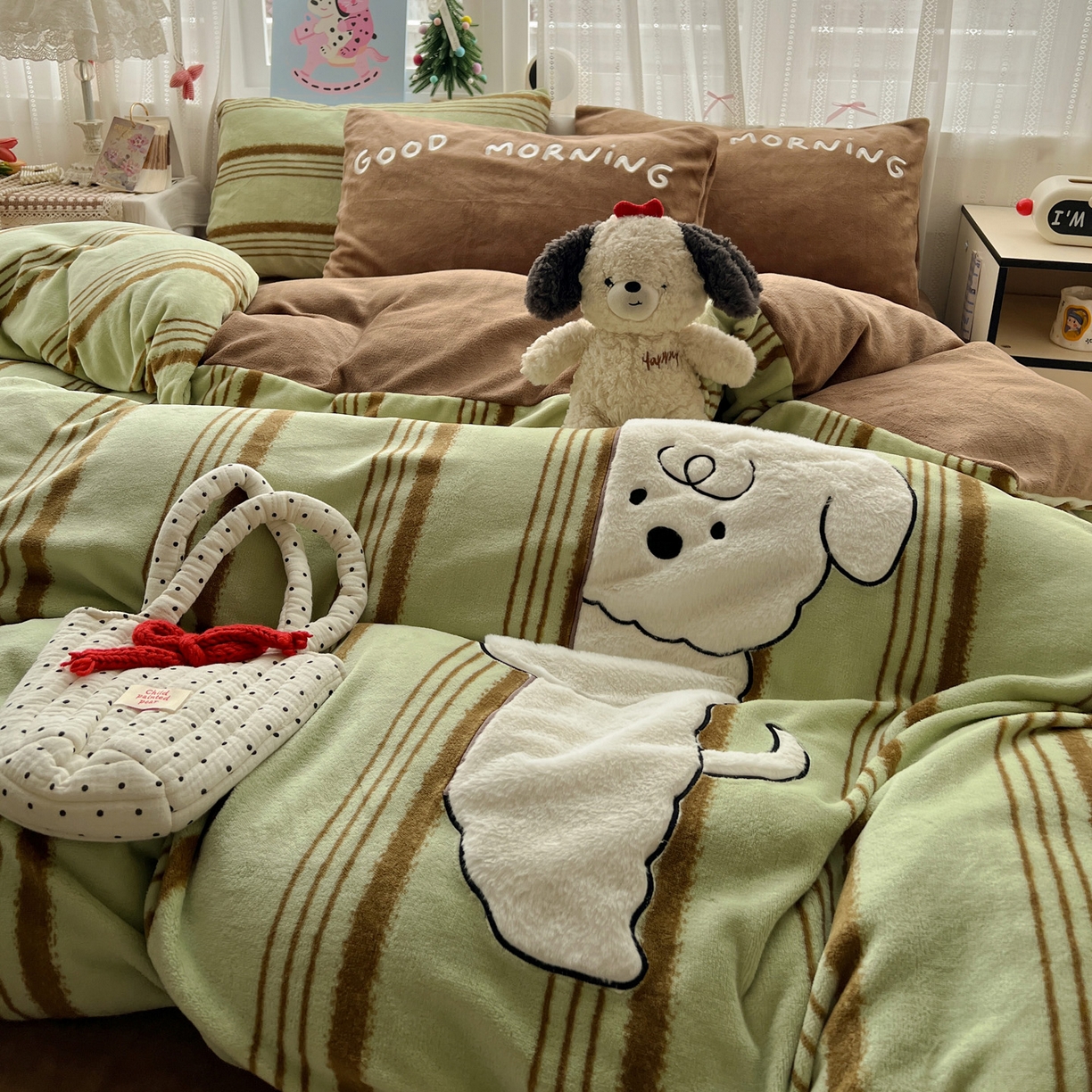 91家纺网 家纺一手货源 找家纺 忆生活 2025新款秋冬高克重牛奶绒贴布绣四件套 条纹狗狗-绿