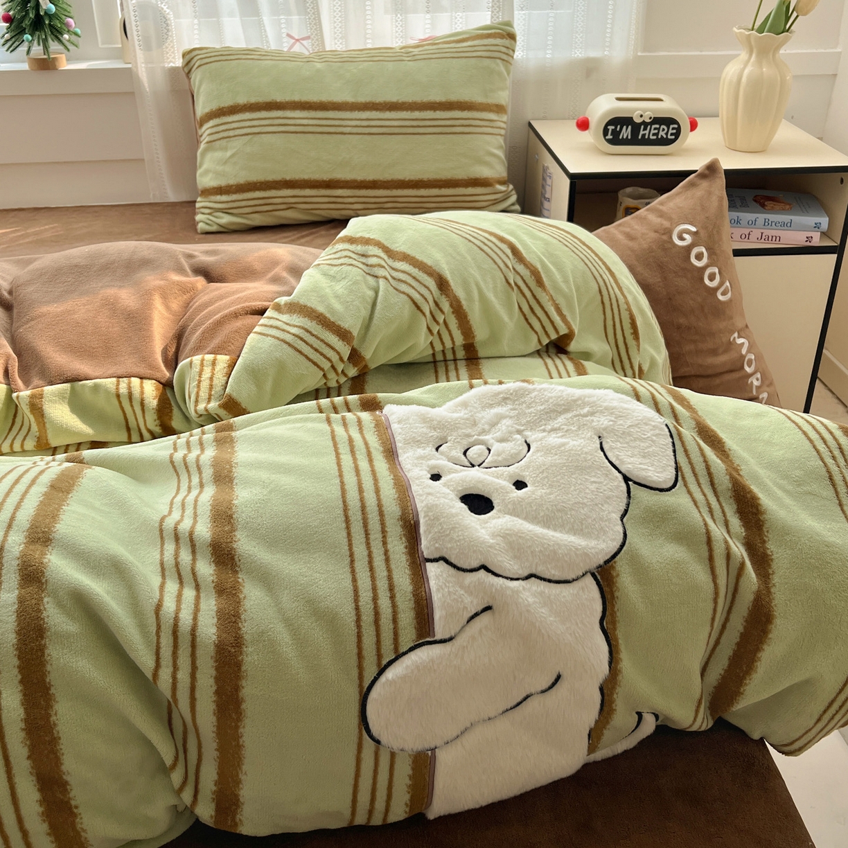 91家纺网 家纺一手货源 找家纺 忆生活 2025新款秋冬高克重牛奶绒贴布绣四件套 条纹狗狗-绿