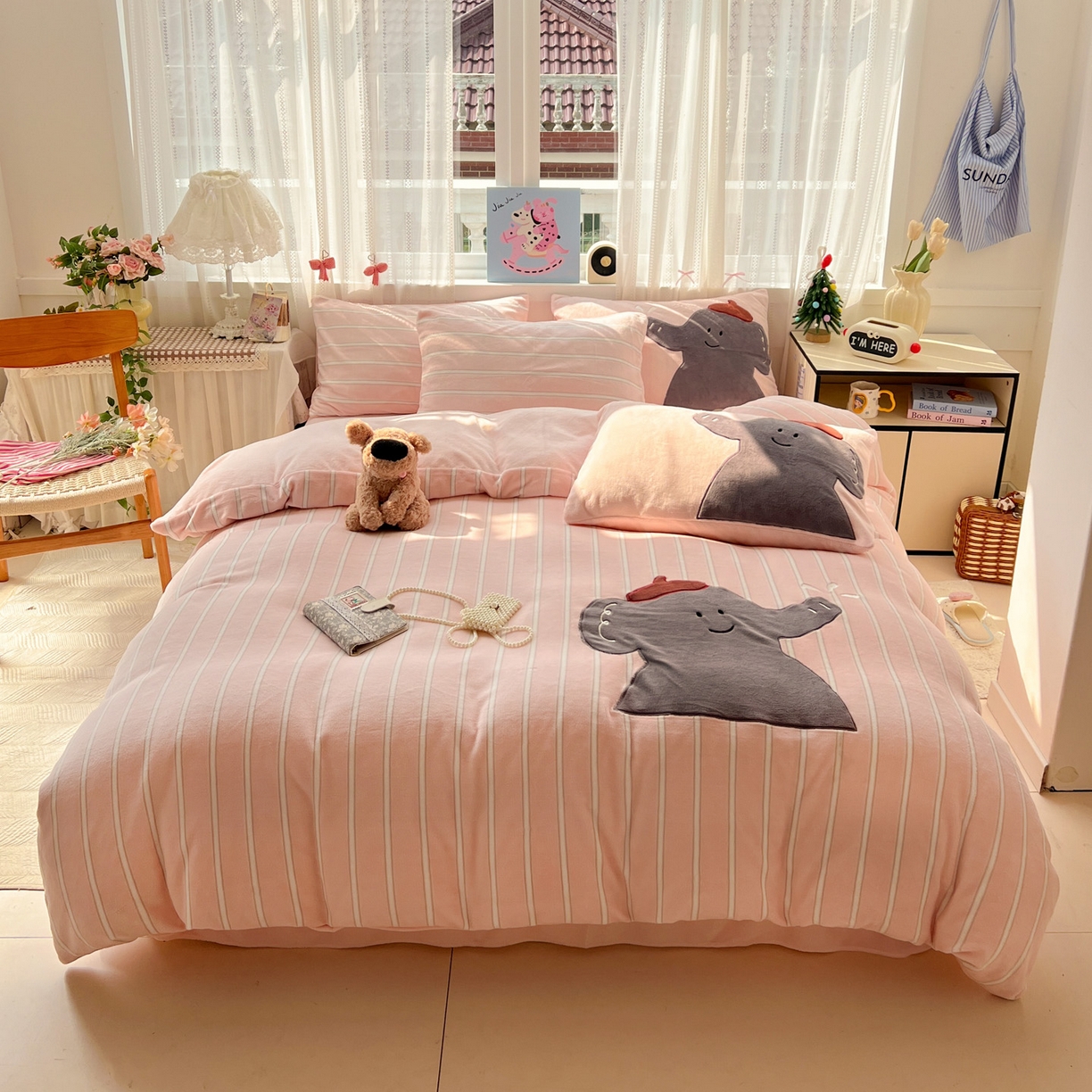 91家纺网 家纺一手货源 找家纺 忆生活 2025新款秋冬高克重牛奶绒贴布绣四件套 条纹小象-粉