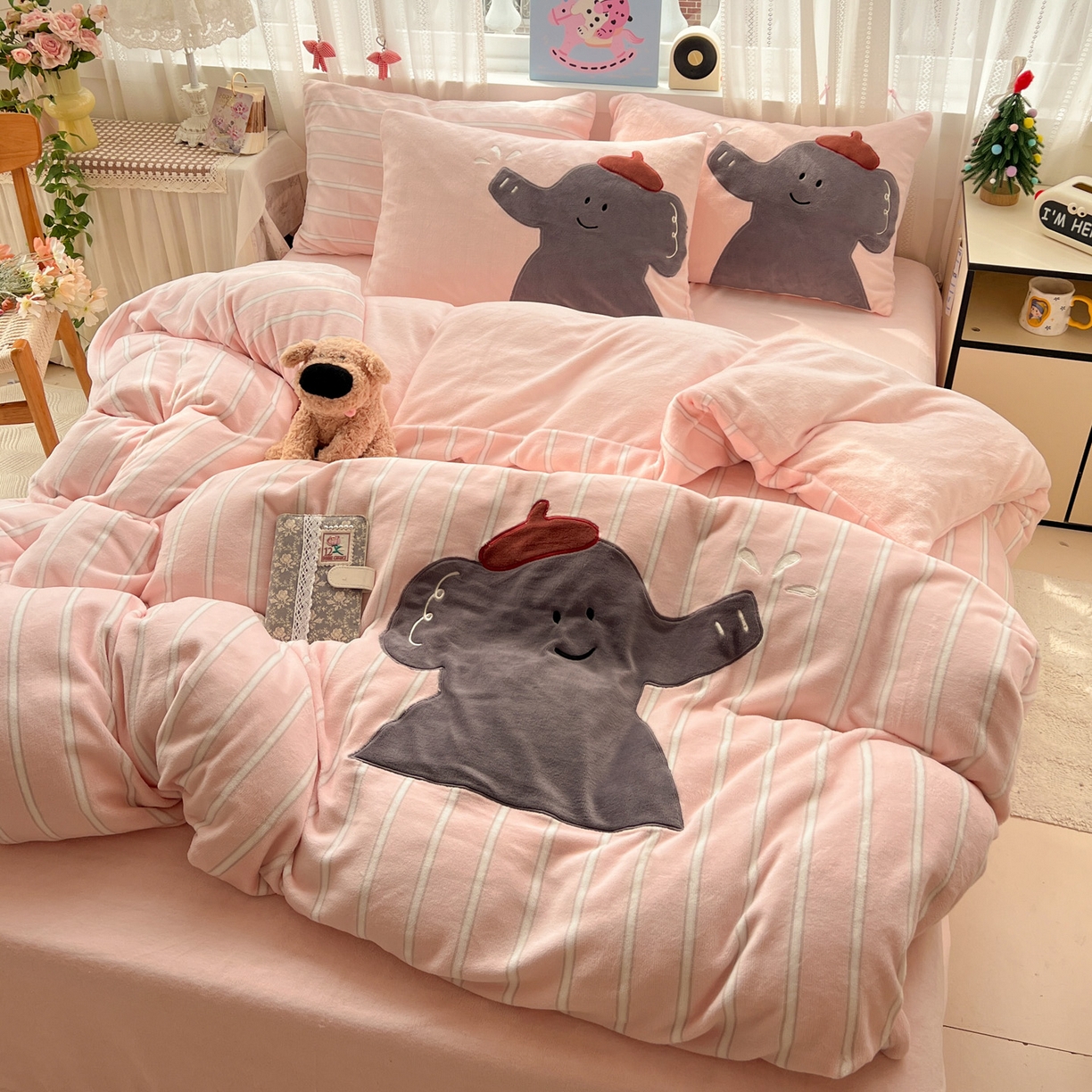 91家纺网 家纺一手货源 找家纺 忆生活 2025新款秋冬高克重牛奶绒贴布绣四件套 条纹小象-粉