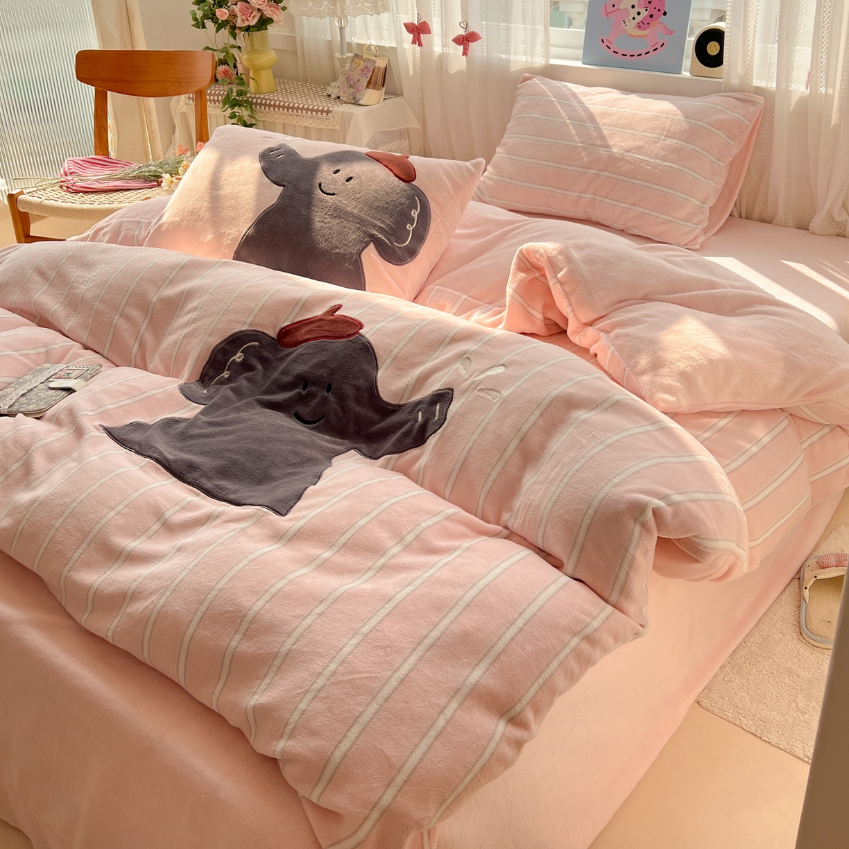 91家纺网 家纺一手货源 找家纺 忆生活 2025新款秋冬高克重牛奶绒贴布绣四件套 条纹小象-粉