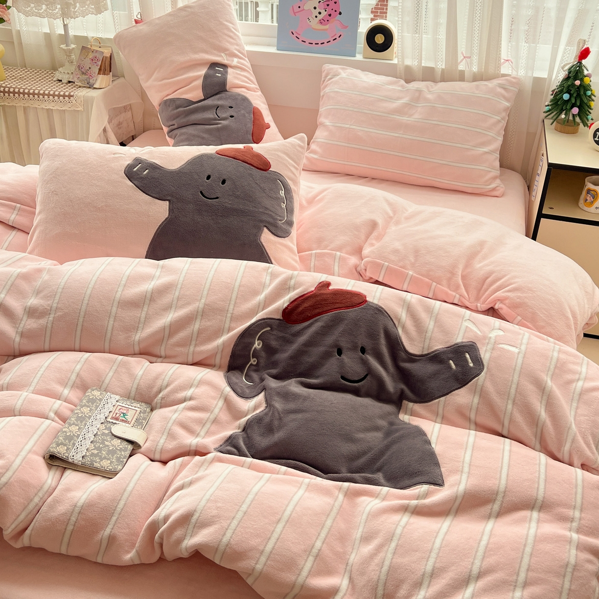 91家纺网 家纺一手货源 找家纺 忆生活 2025新款秋冬高克重牛奶绒贴布绣四件套 条纹小象-粉