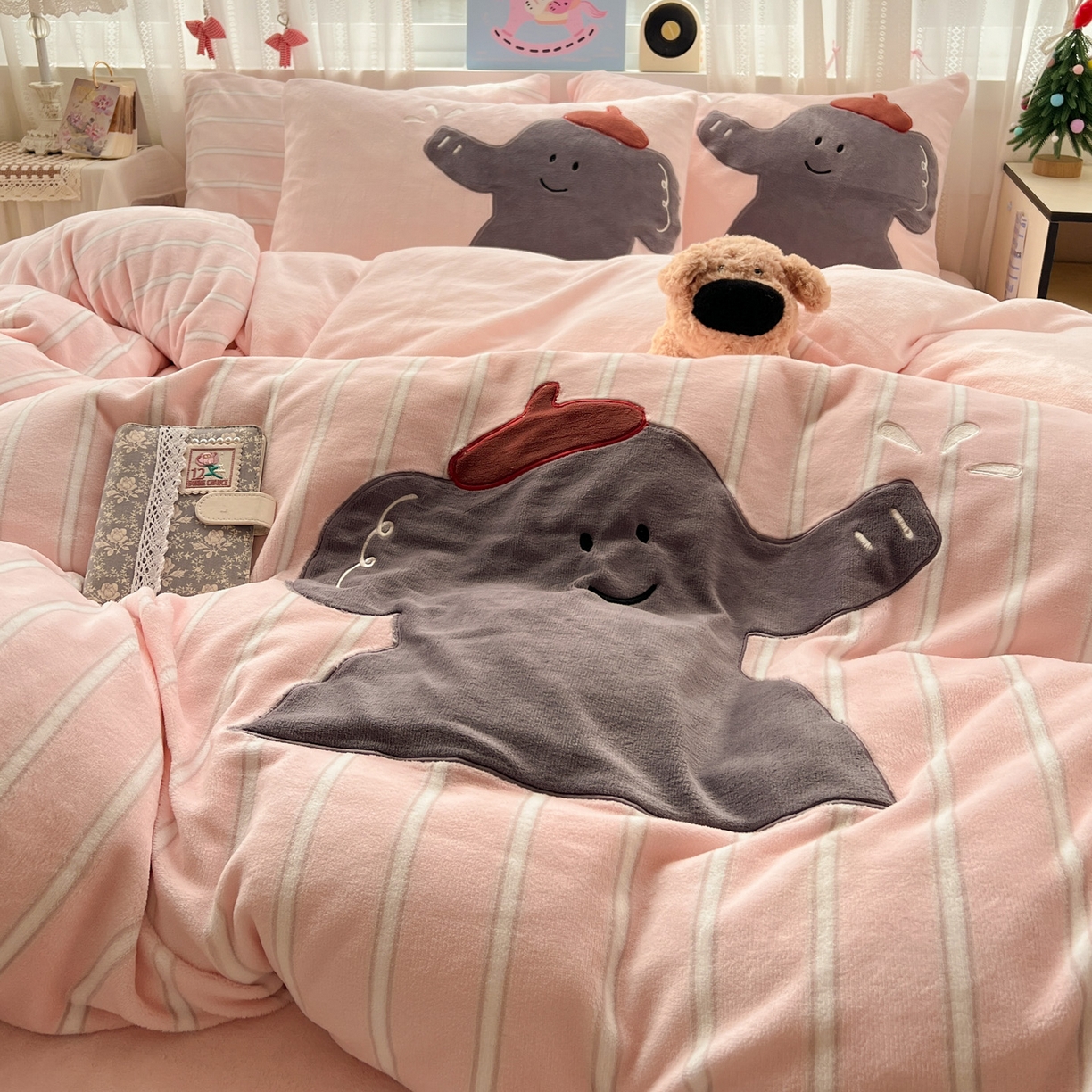 91家纺网 家纺一手货源 找家纺 忆生活 2025新款秋冬高克重牛奶绒贴布绣四件套 条纹小象-粉