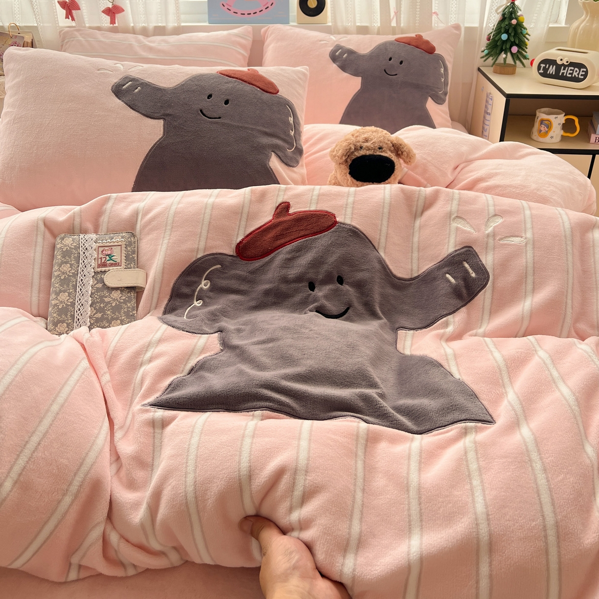 91家纺网 家纺一手货源 找家纺 忆生活 2025新款秋冬高克重牛奶绒贴布绣四件套 条纹小象-粉