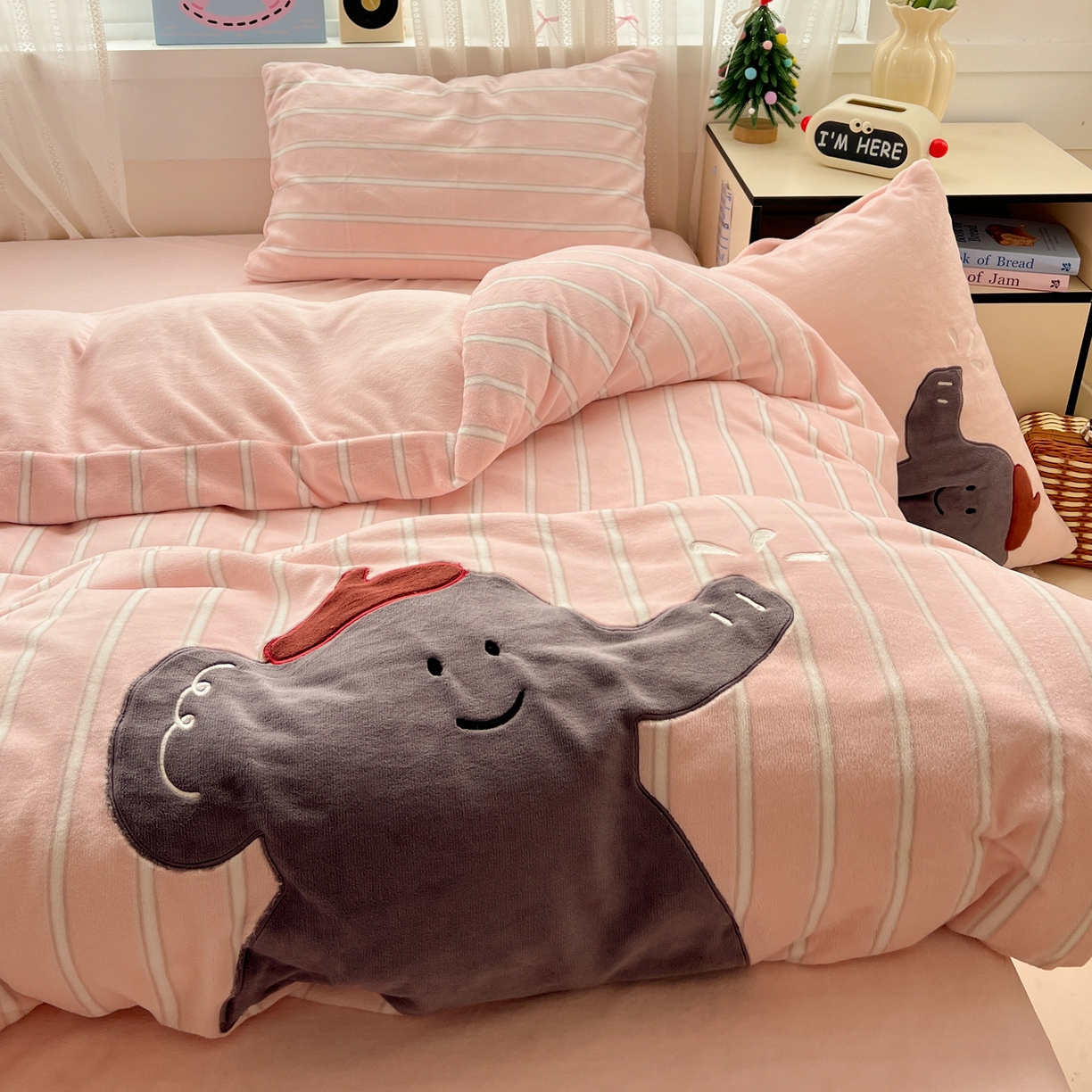 91家纺网 家纺一手货源 找家纺 忆生活 2025新款秋冬高克重牛奶绒贴布绣四件套 条纹小象-粉