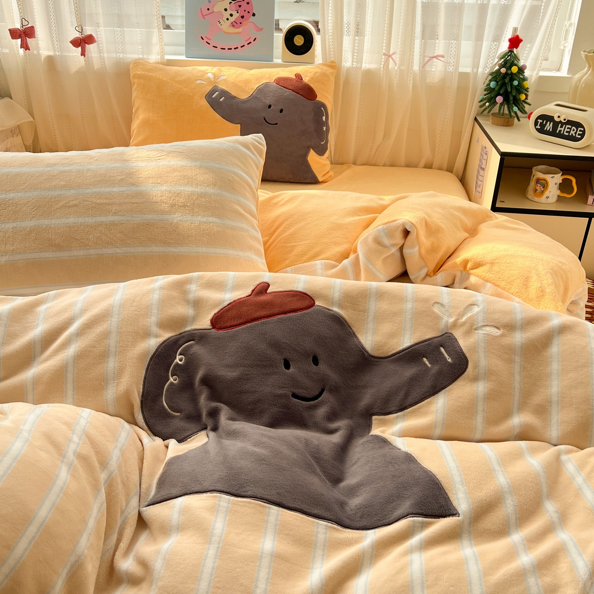 91家纺网 家纺一手货源 找家纺 忆生活 2025新款秋冬高克重牛奶绒贴布绣四件套 条纹小象-黄