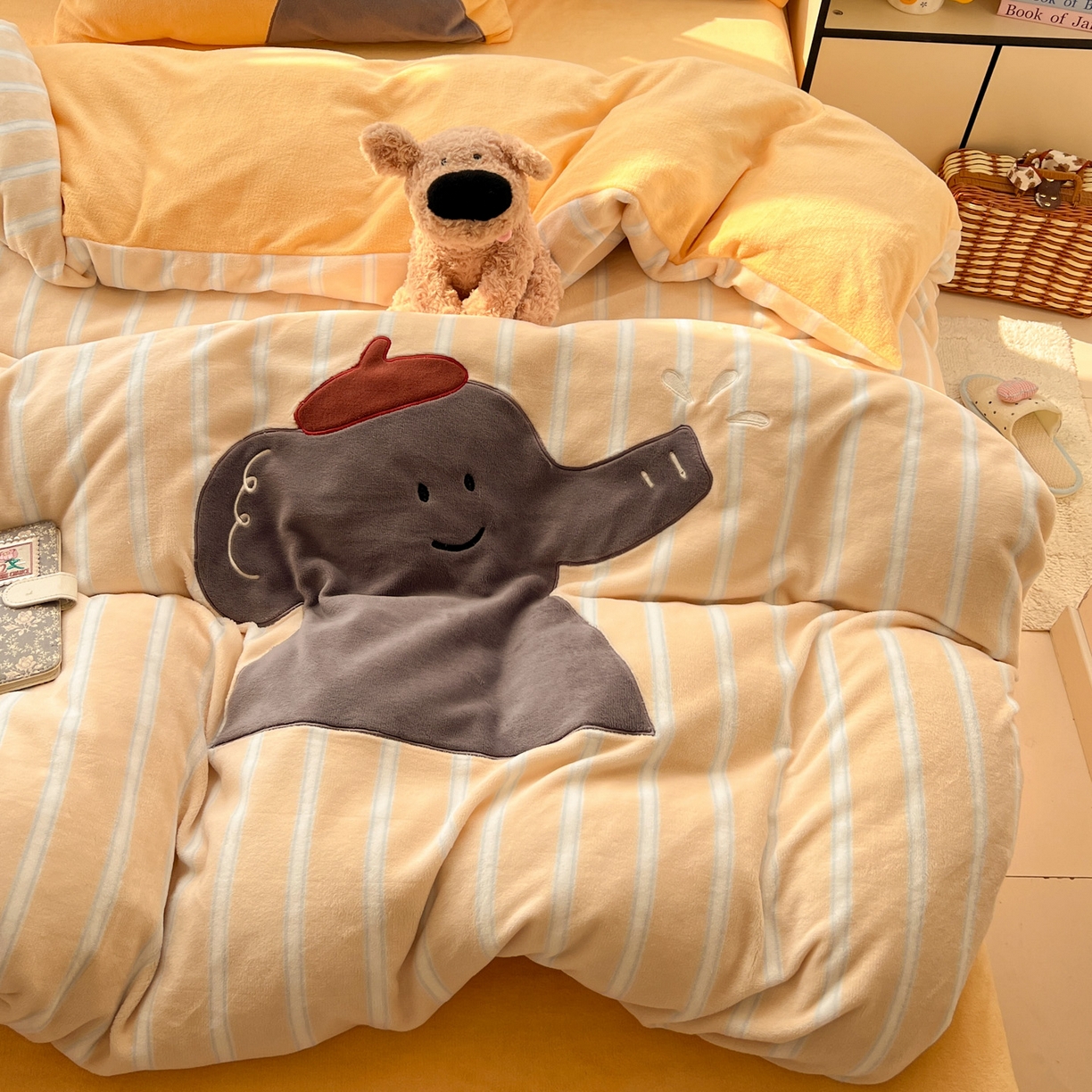 91家纺网 家纺一手货源 找家纺 忆生活 2025新款秋冬高克重牛奶绒贴布绣四件套 条纹小象-黄