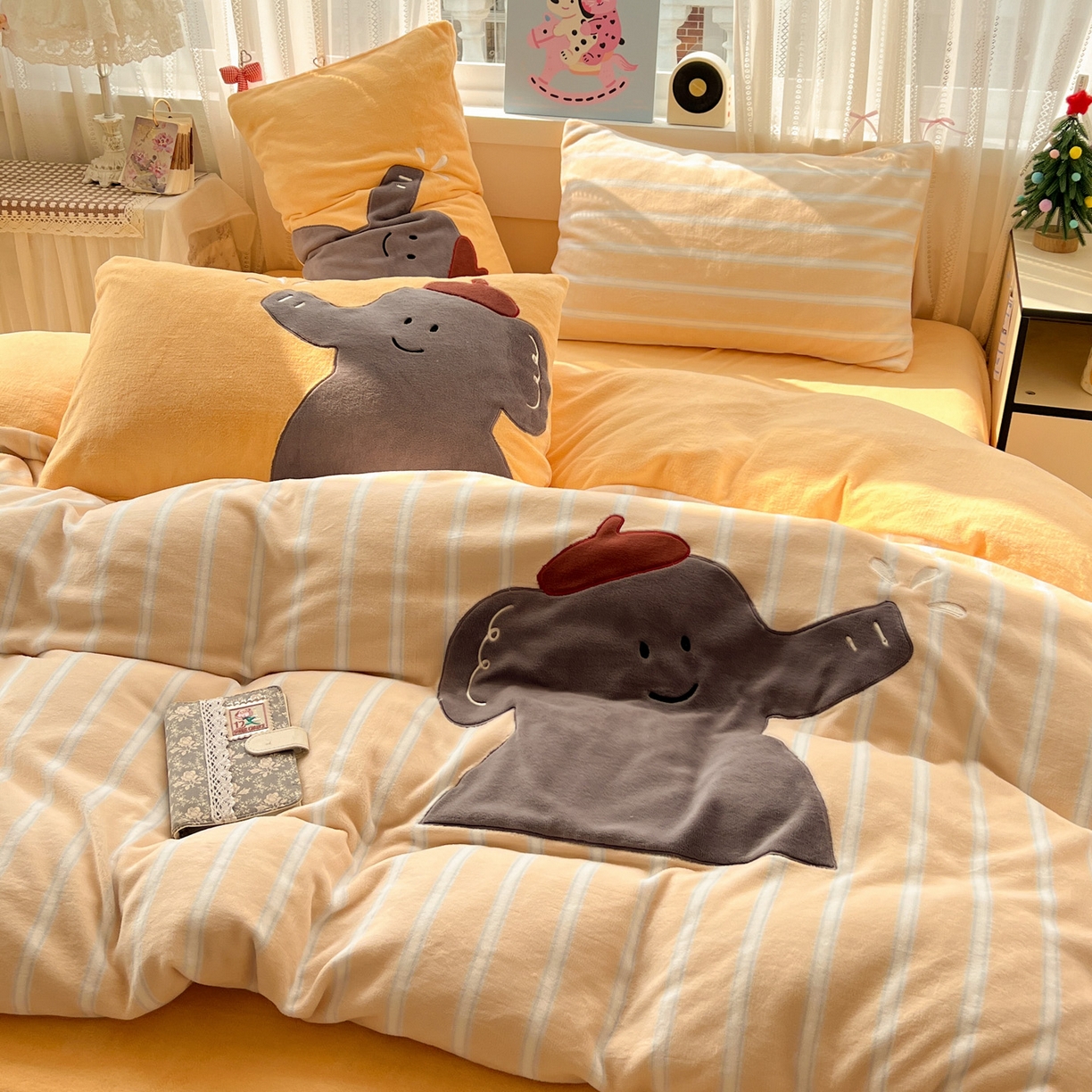 91家纺网 家纺一手货源 找家纺 忆生活 2025新款秋冬高克重牛奶绒贴布绣四件套 条纹小象-黄