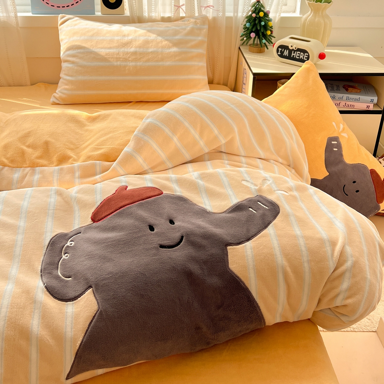 91家纺网 家纺一手货源 找家纺 忆生活 2025新款秋冬高克重牛奶绒贴布绣四件套 条纹小象-黄