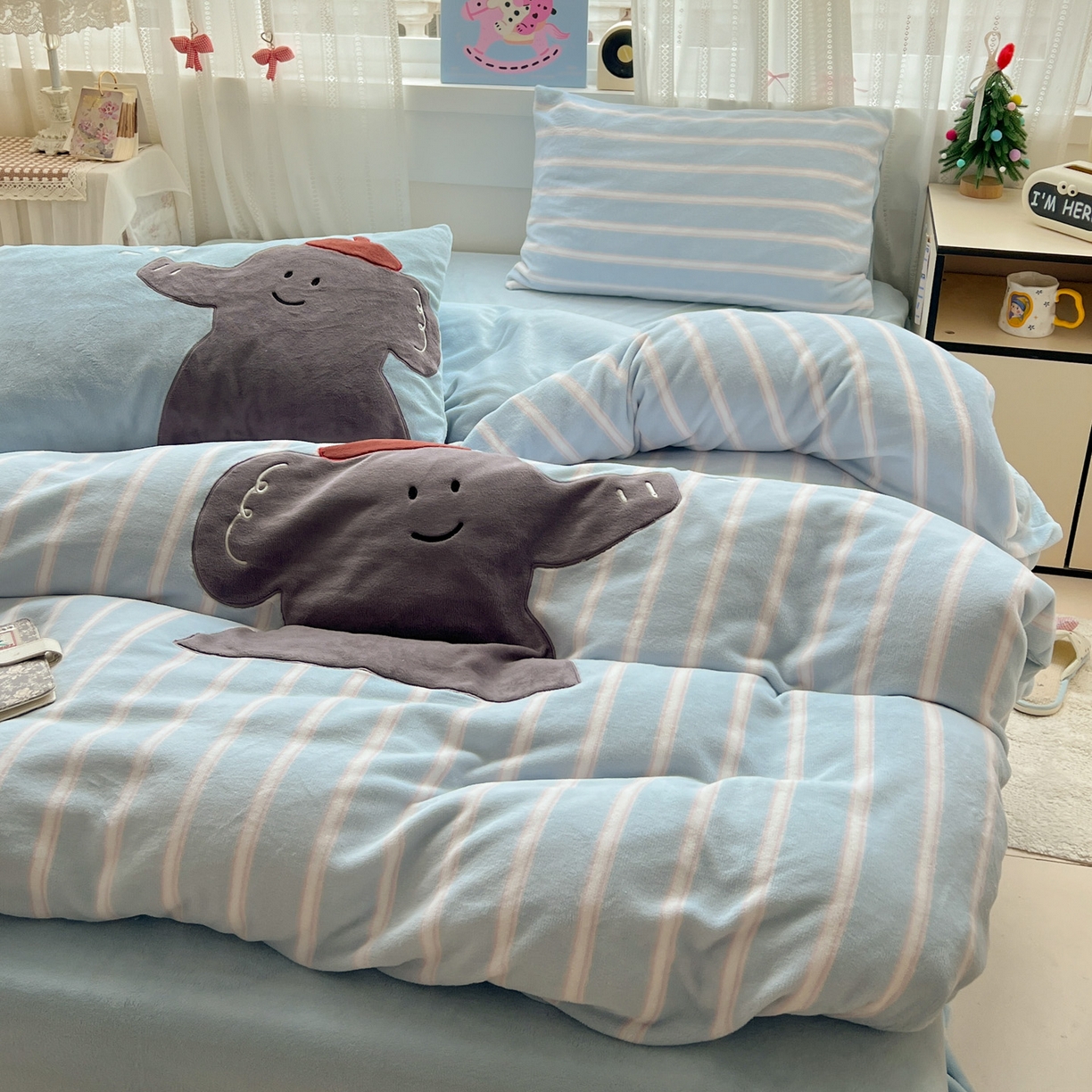 91家纺网 家纺一手货源 找家纺 忆生活 2025新款秋冬高克重牛奶绒贴布绣四件套 条纹小象-蓝