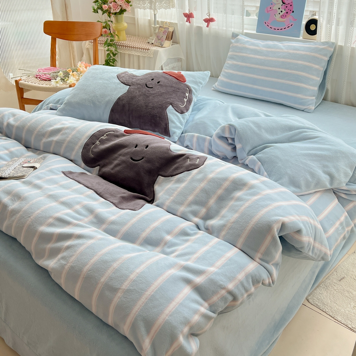 91家纺网 家纺一手货源 找家纺 忆生活 2025新款秋冬高克重牛奶绒贴布绣四件套 条纹小象-蓝