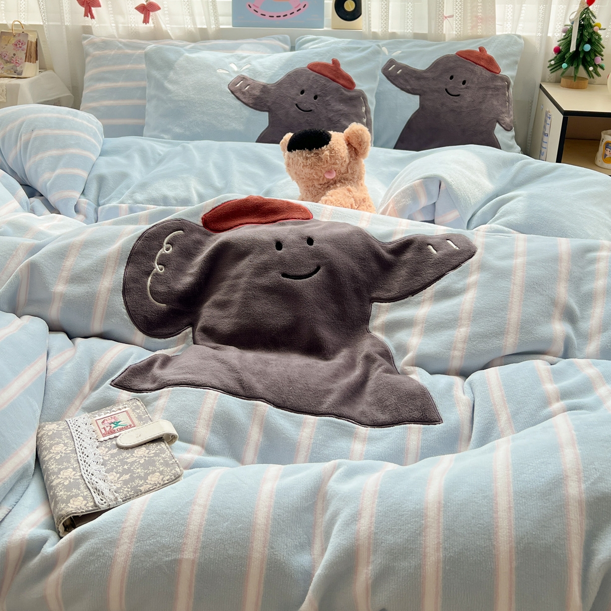 91家纺网 家纺一手货源 找家纺 忆生活 2025新款秋冬高克重牛奶绒贴布绣四件套 条纹小象-蓝