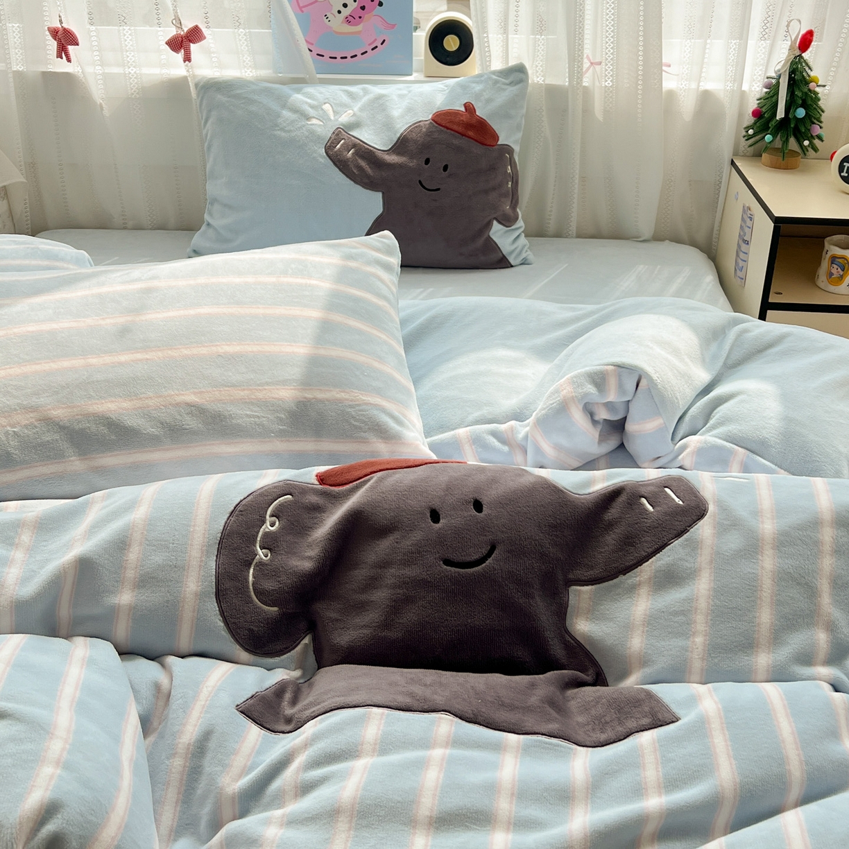 91家纺网 家纺一手货源 找家纺 忆生活 2025新款秋冬高克重牛奶绒贴布绣四件套 条纹小象-蓝