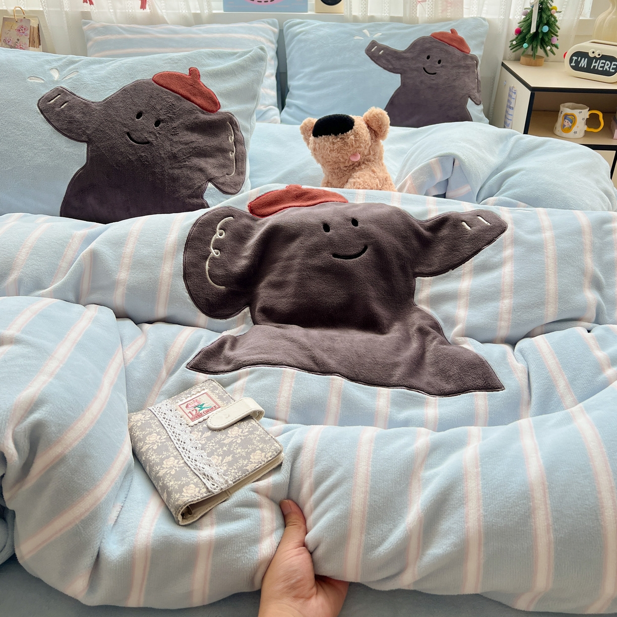 91家纺网 家纺一手货源 找家纺 忆生活 2025新款秋冬高克重牛奶绒贴布绣四件套 条纹小象-蓝