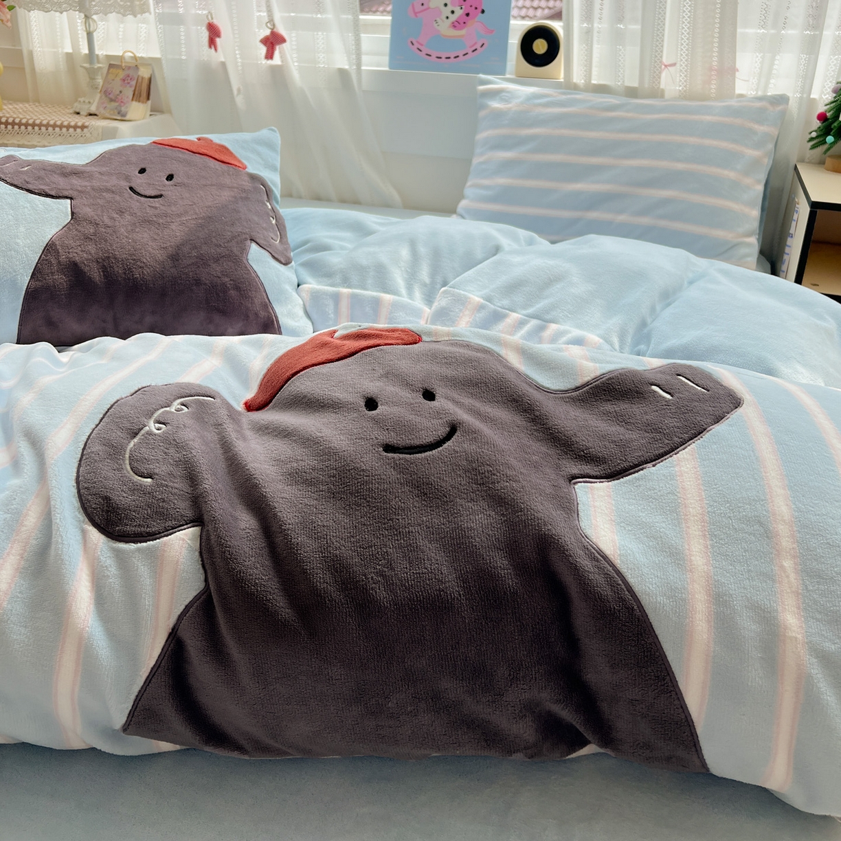 91家纺网 家纺一手货源 找家纺 忆生活 2025新款秋冬高克重牛奶绒贴布绣四件套 条纹小象-蓝