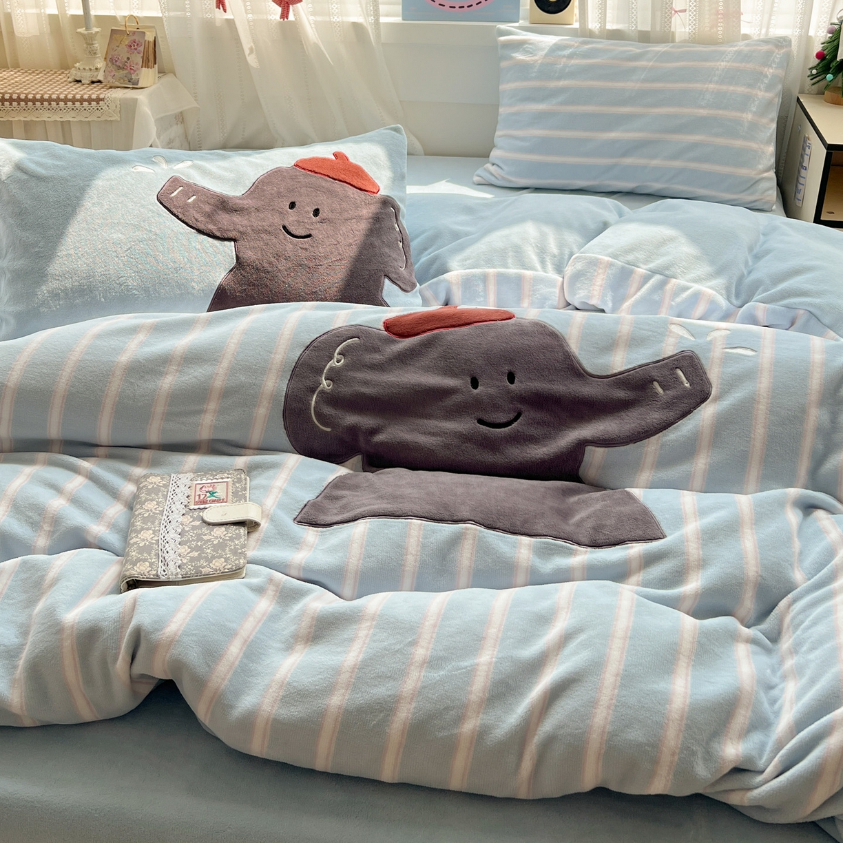 91家纺网 家纺一手货源 找家纺 忆生活 2025新款秋冬高克重牛奶绒贴布绣四件套 条纹小象-蓝