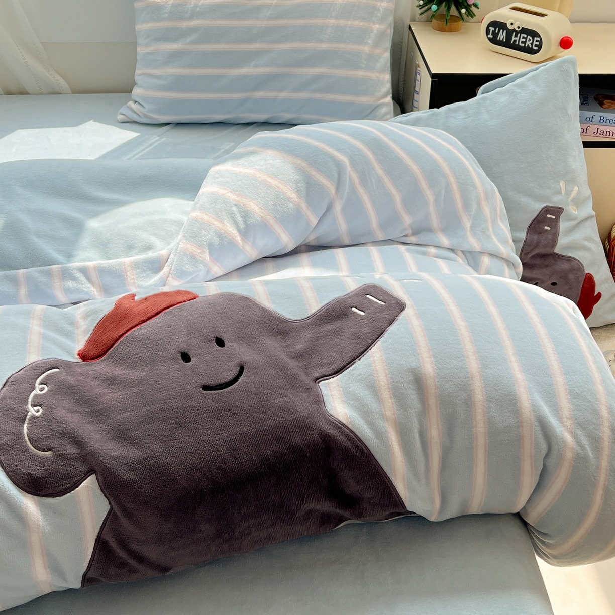 91家纺网 家纺一手货源 找家纺 忆生活 2025新款秋冬高克重牛奶绒贴布绣四件套 条纹小象-蓝