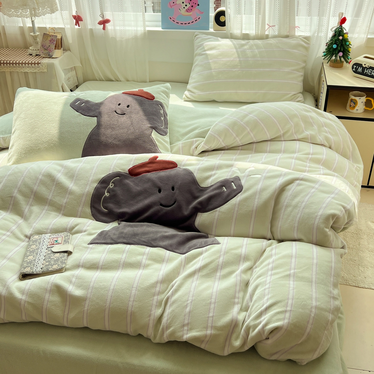 91家纺网 家纺一手货源 找家纺 忆生活 2025新款秋冬高克重牛奶绒贴布绣四件套 条纹小象-绿