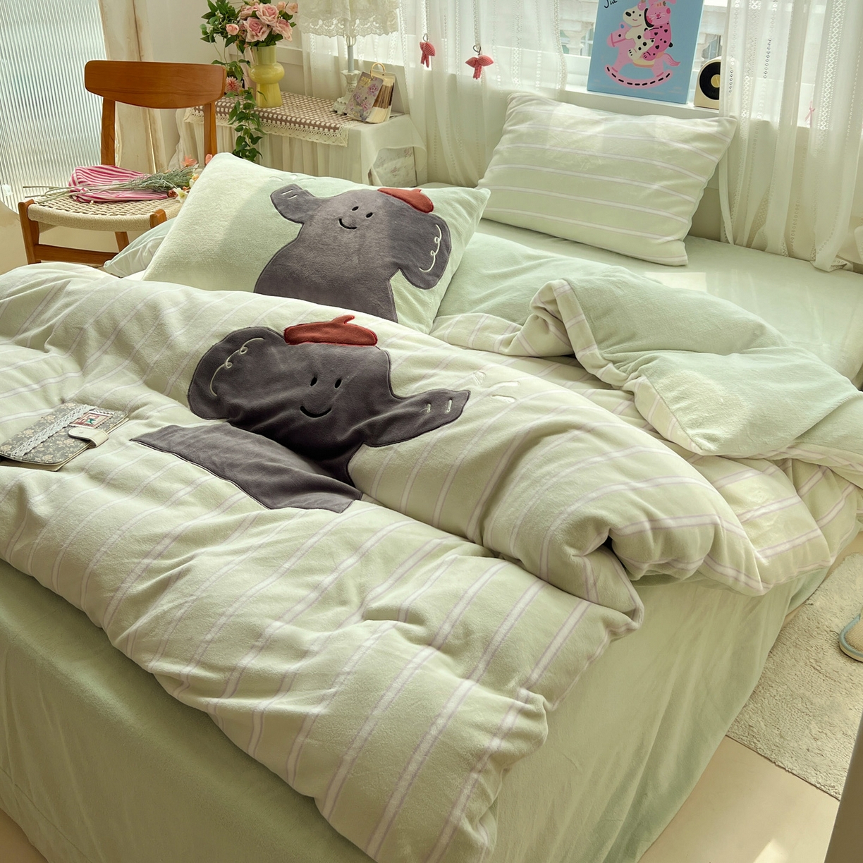 91家纺网 家纺一手货源 找家纺 忆生活 2025新款秋冬高克重牛奶绒贴布绣四件套 条纹小象-绿