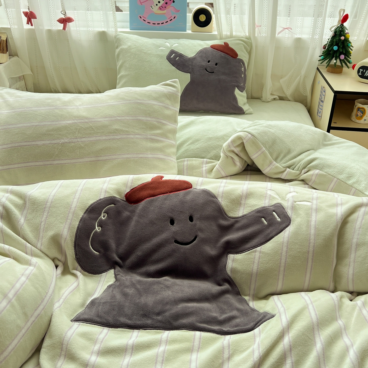 91家纺网 家纺一手货源 找家纺 忆生活 2025新款秋冬高克重牛奶绒贴布绣四件套 条纹小象-绿