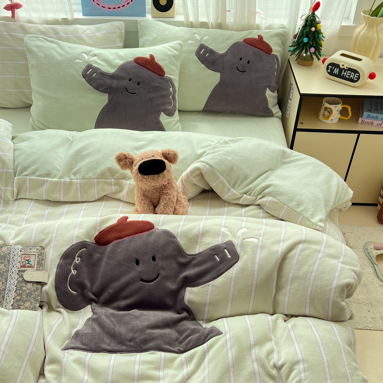 91家纺网 家纺一手货源 找家纺 忆生活 2025新款秋冬高克重牛奶绒贴布绣四件套 条纹小象-绿