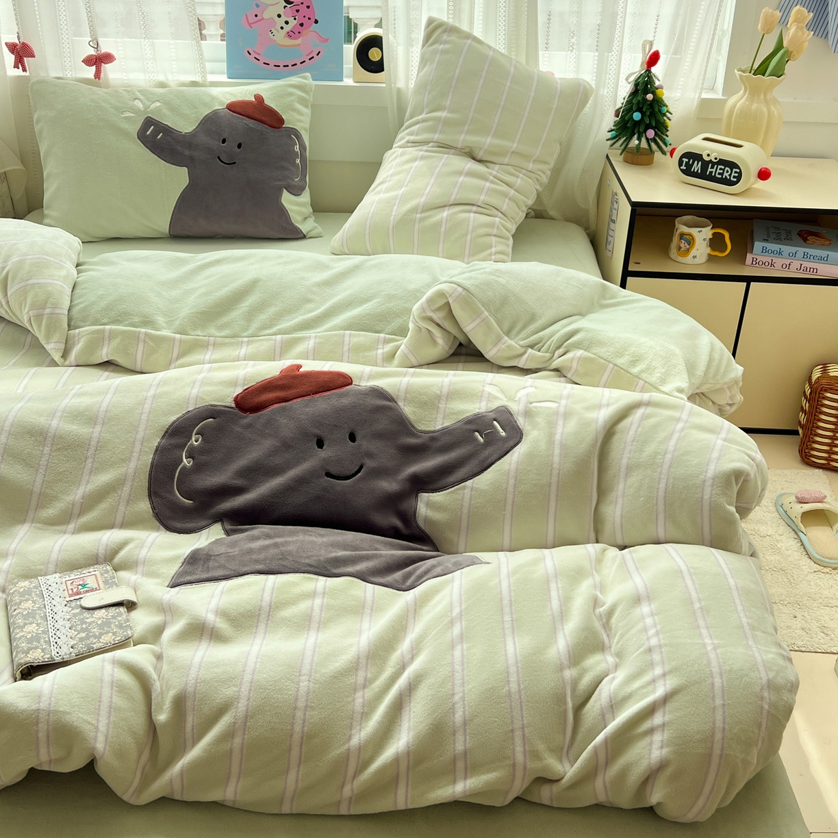 91家纺网 家纺一手货源 找家纺 忆生活 2025新款秋冬高克重牛奶绒贴布绣四件套 条纹小象-绿