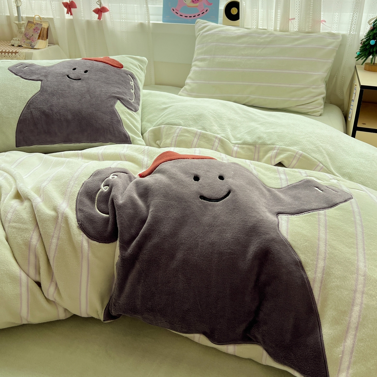 91家纺网 家纺一手货源 找家纺 忆生活 2025新款秋冬高克重牛奶绒贴布绣四件套 条纹小象-绿