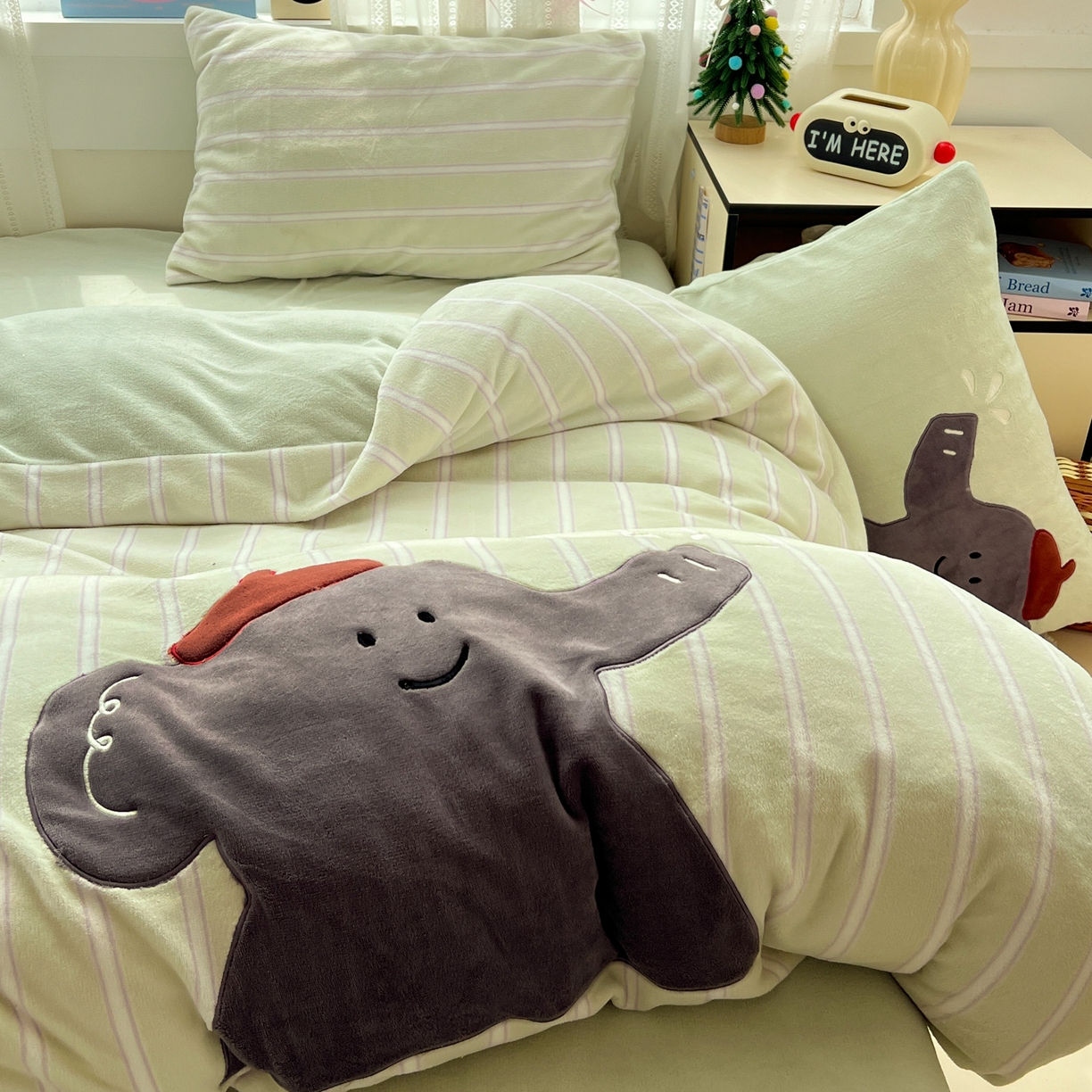 91家纺网 家纺一手货源 找家纺 忆生活 2025新款秋冬高克重牛奶绒贴布绣四件套 条纹小象-绿