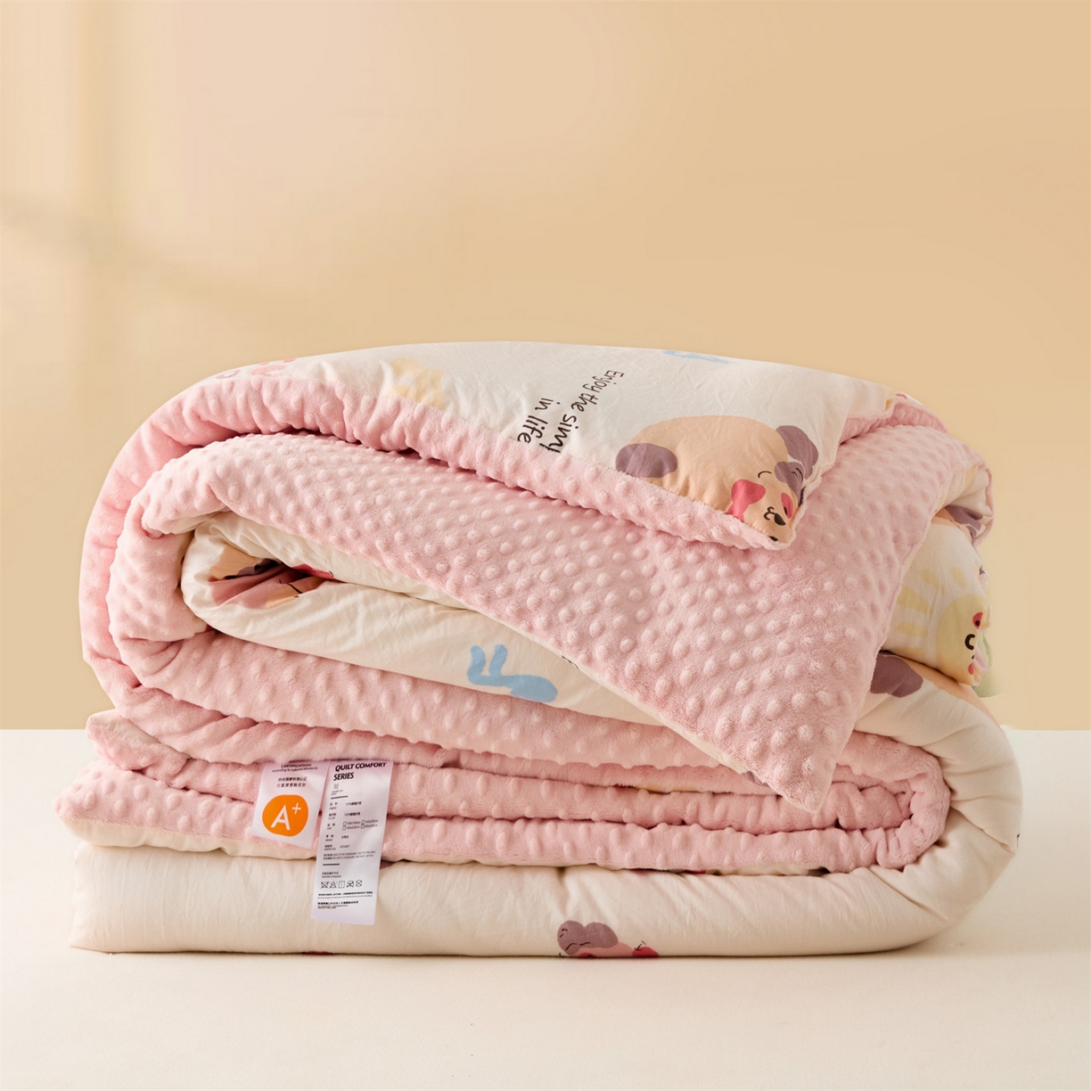 91家纺网 家纺一手货源 找家纺 盛秋家纺 2025新款A类水洗棉水晶绒豆豆被被子被芯 情侣猫+蝴蝶粉