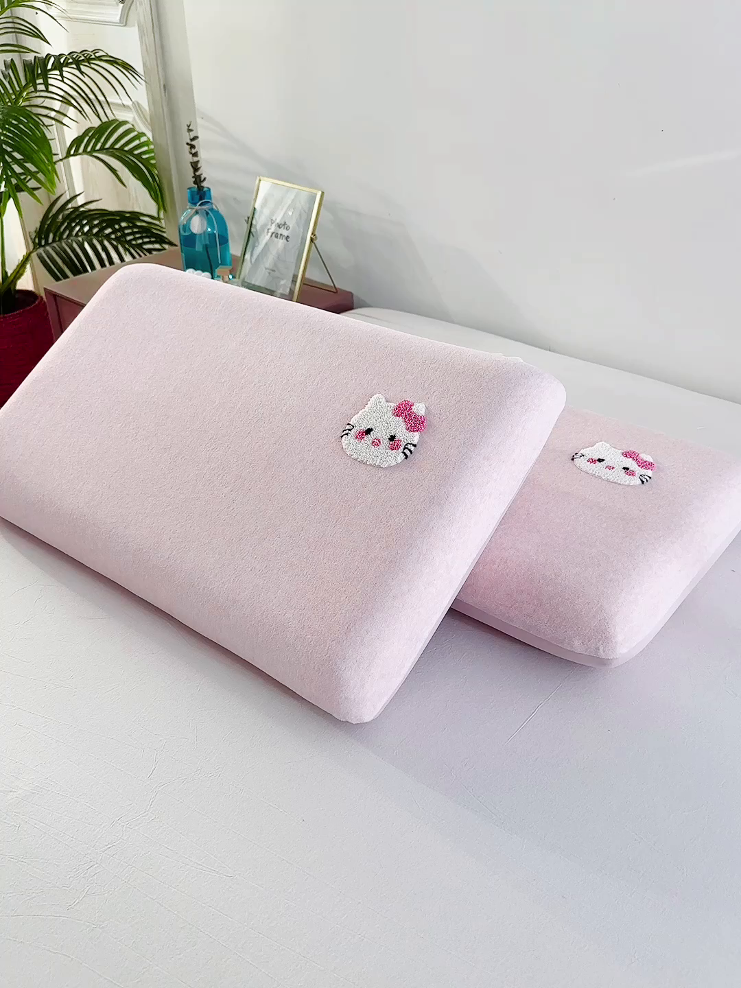 91家纺网 家纺一手货源 找家纺 大黄蜂家居家纺 2025新款毛巾绣仿羊绒星球面包记忆枕套 多巴胺粉