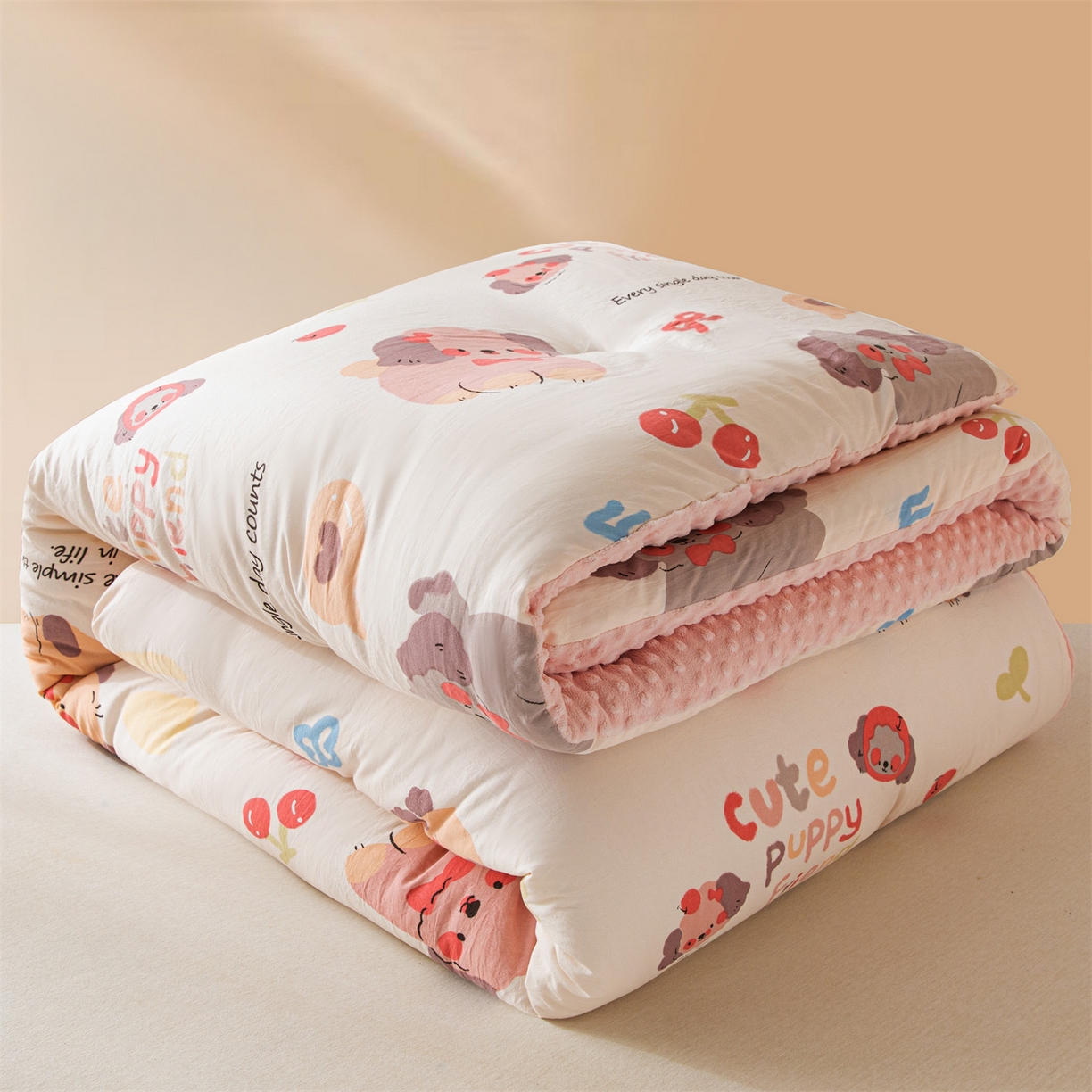 91家纺网 家纺一手货源 找家纺 盛秋家纺 2025新款A类水洗棉水晶绒豆豆被被子被芯 情侣猫+蝴蝶粉