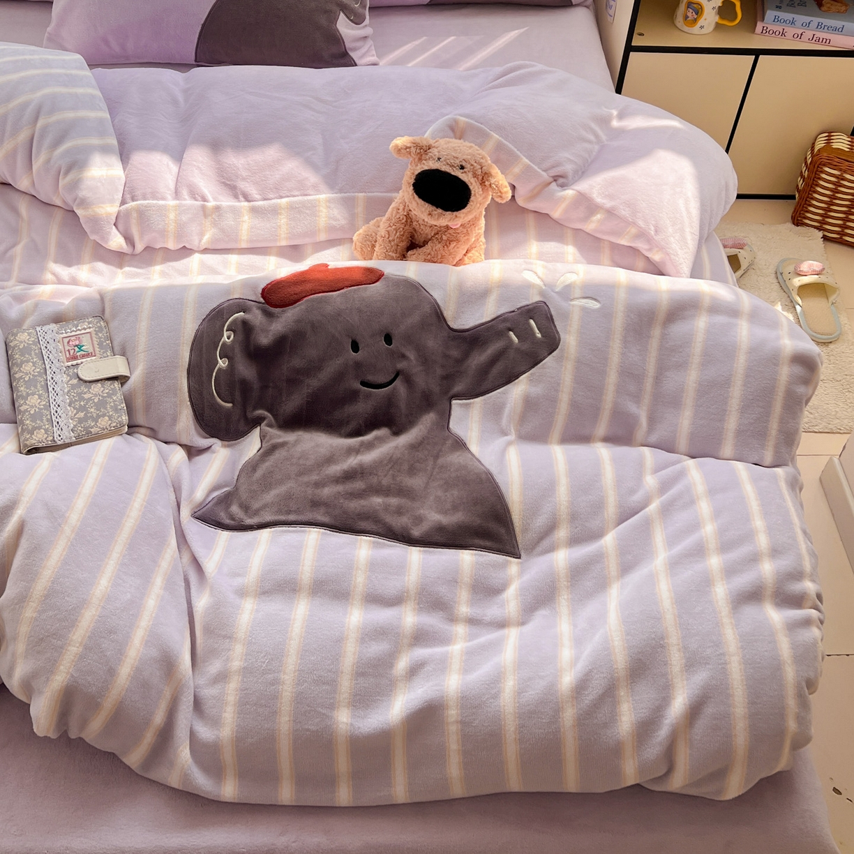 91家纺网 家纺一手货源 找家纺 忆生活 2025新款秋冬高克重牛奶绒贴布绣四件套 条纹小象-紫