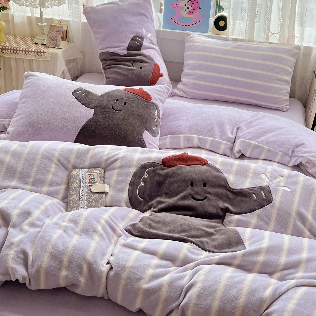 91家纺网 家纺一手货源 找家纺 忆生活 2025新款秋冬高克重牛奶绒贴布绣四件套 条纹小象-紫