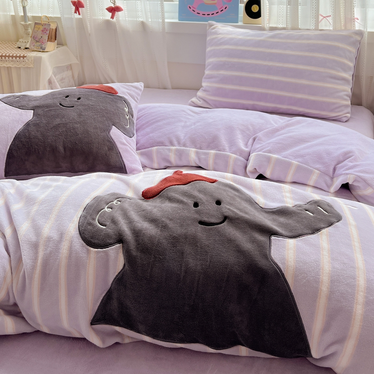 91家纺网 家纺一手货源 找家纺 忆生活 2025新款秋冬高克重牛奶绒贴布绣四件套 条纹小象-紫