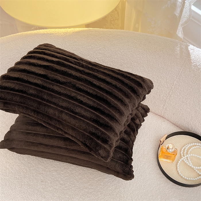 91家纺网 家纺一手货源 找家纺 圣比熊 2025新款法莱绒抱枕套法兰绒枕套宿舍枕芯套兔毛绒30x50枕头套-抽条 法莱绒抽条-咖啡色