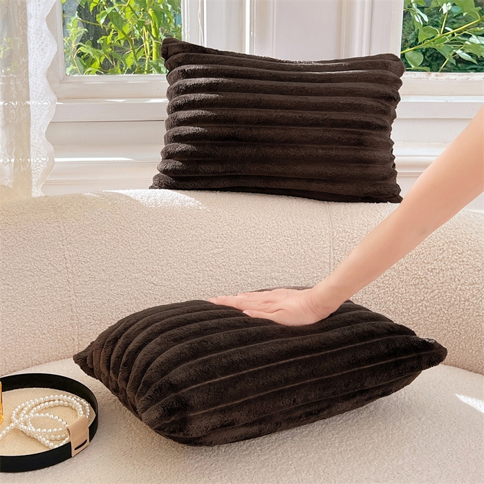 91家纺网 家纺一手货源 找家纺 圣比熊 2025新款法莱绒抱枕套法兰绒枕套宿舍枕芯套兔毛绒30x50枕头套-抽条 法莱绒抽条-咖啡色