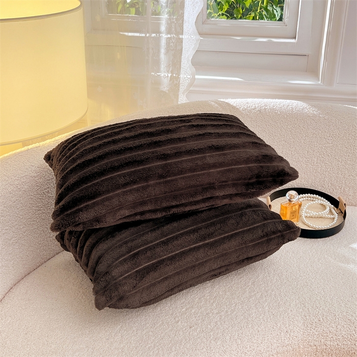 91家纺网 家纺一手货源 找家纺 圣比熊 2025新款法莱绒抱枕套法兰绒枕套宿舍枕芯套兔毛绒30x50枕头套-抽条 法莱绒抽条-咖啡色