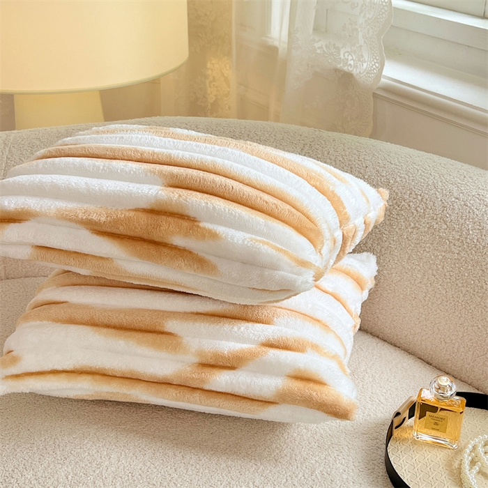 91家纺网 家纺一手货源 找家纺 圣比熊 2025新款法莱绒抱枕套法兰绒枕套宿舍枕芯套兔毛绒30x50枕头套-抽条 法莱绒抽条-梦幻奶咖