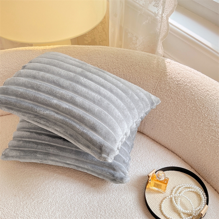 91家纺网 家纺一手货源 找家纺 圣比熊 2025新款法莱绒抱枕套法兰绒枕套宿舍枕芯套兔毛绒30x50枕头套-抽条 法莱绒抽条-烟雨灰