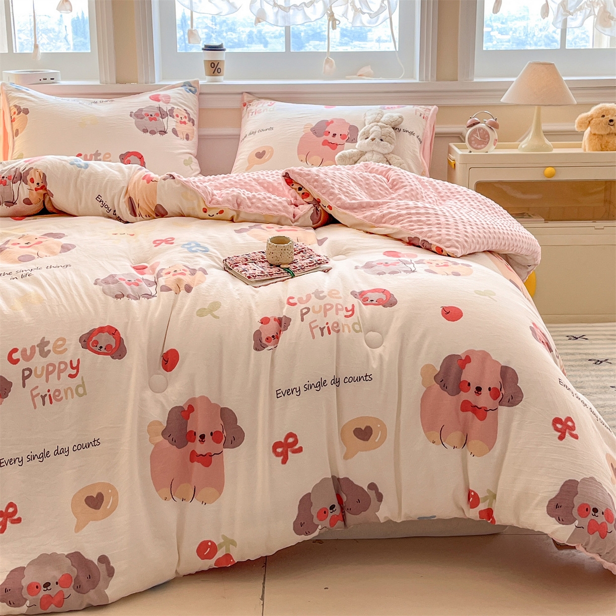 91家纺网 家纺一手货源 找家纺 盛秋家纺 2025新款A类水洗棉水晶绒豆豆被被子被芯 情侣猫+蝴蝶粉