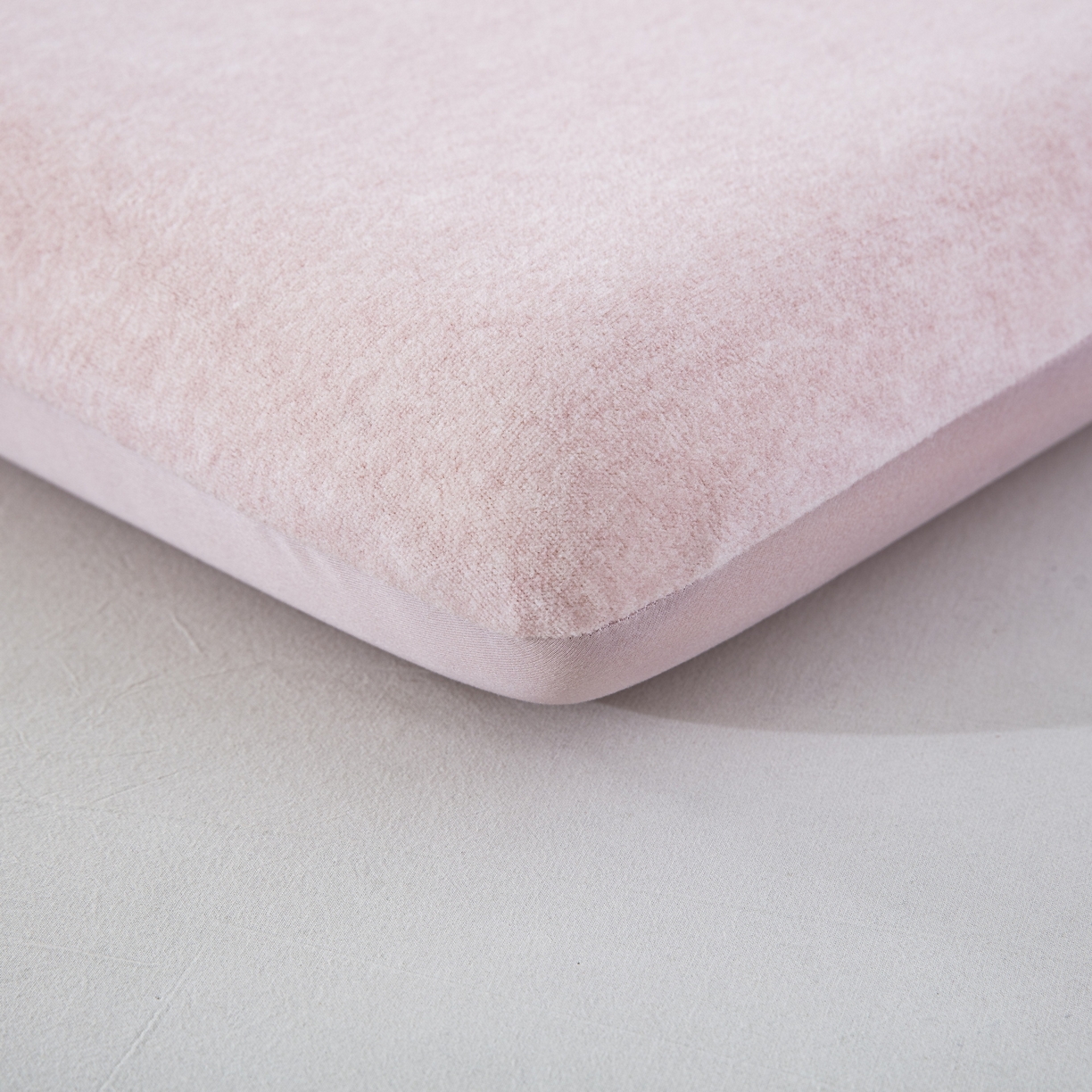 91家纺网 家纺一手货源 找家纺 大黄蜂家居家纺 2025新款毛巾绣仿羊绒星球面包记忆枕套 多巴胺粉