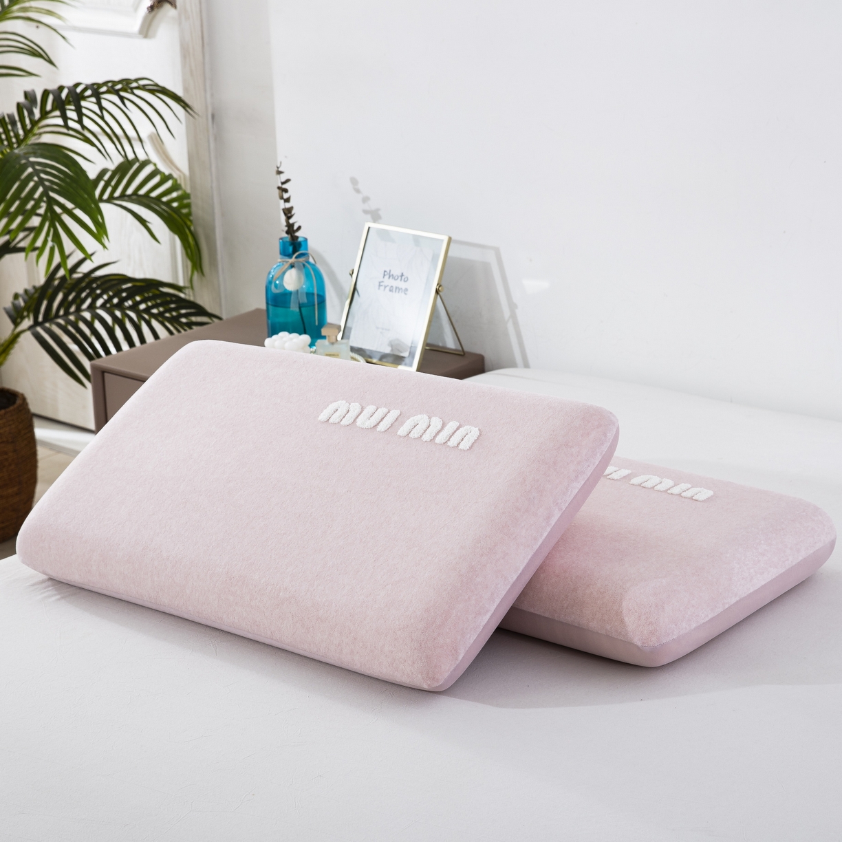 91家纺网 家纺一手货源 找家纺 大黄蜂家居家纺 2025新款毛巾绣仿羊绒星球面包记忆枕套 多巴胺粉