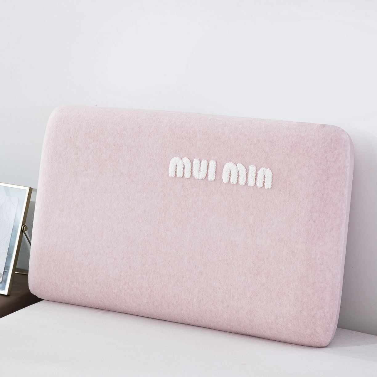 91家纺网 家纺一手货源 找家纺 大黄蜂家居家纺 2025新款毛巾绣仿羊绒星球面包记忆枕套 多巴胺粉