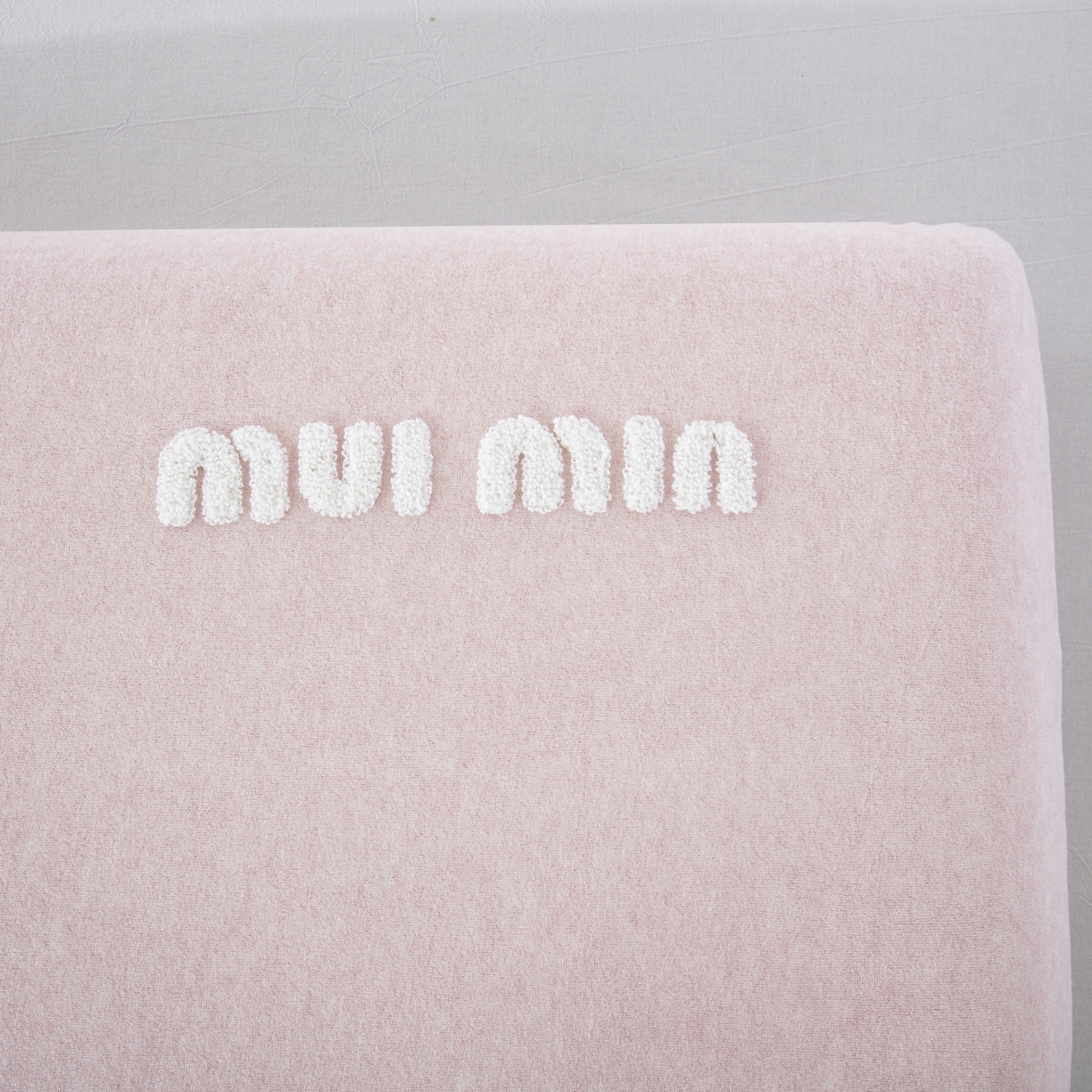 91家纺网 家纺一手货源 找家纺 大黄蜂家居家纺 2025新款毛巾绣仿羊绒星球面包记忆枕套 多巴胺粉