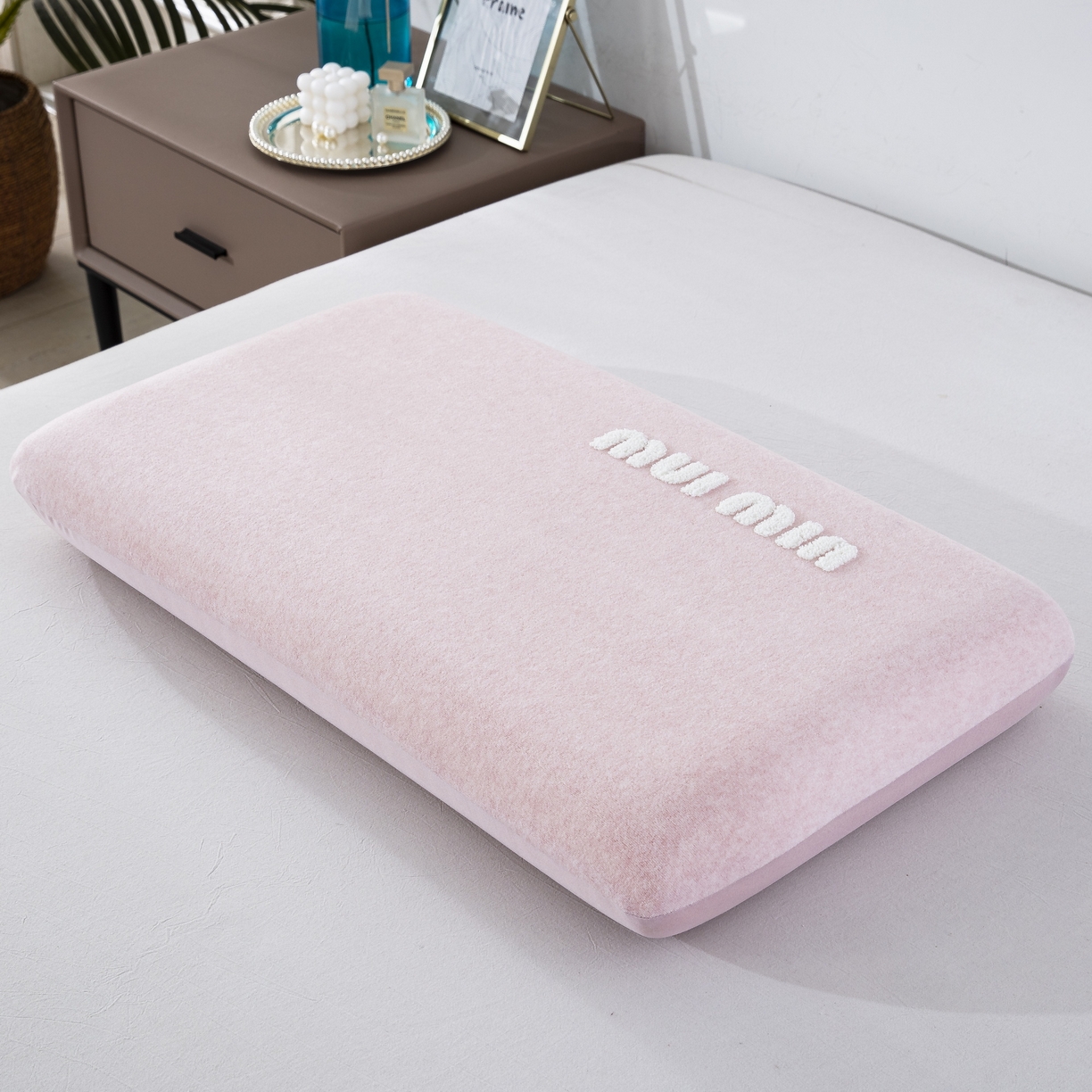 91家纺网 家纺一手货源 找家纺 大黄蜂家居家纺 2025新款毛巾绣仿羊绒星球面包记忆枕套 多巴胺粉