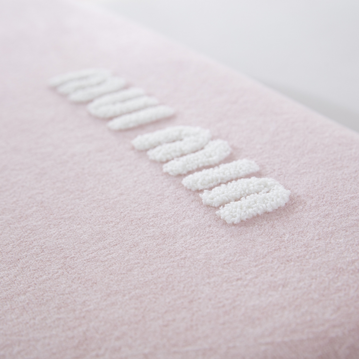 91家纺网 家纺一手货源 找家纺 大黄蜂家居家纺 2025新款毛巾绣仿羊绒星球面包记忆枕套 多巴胺粉