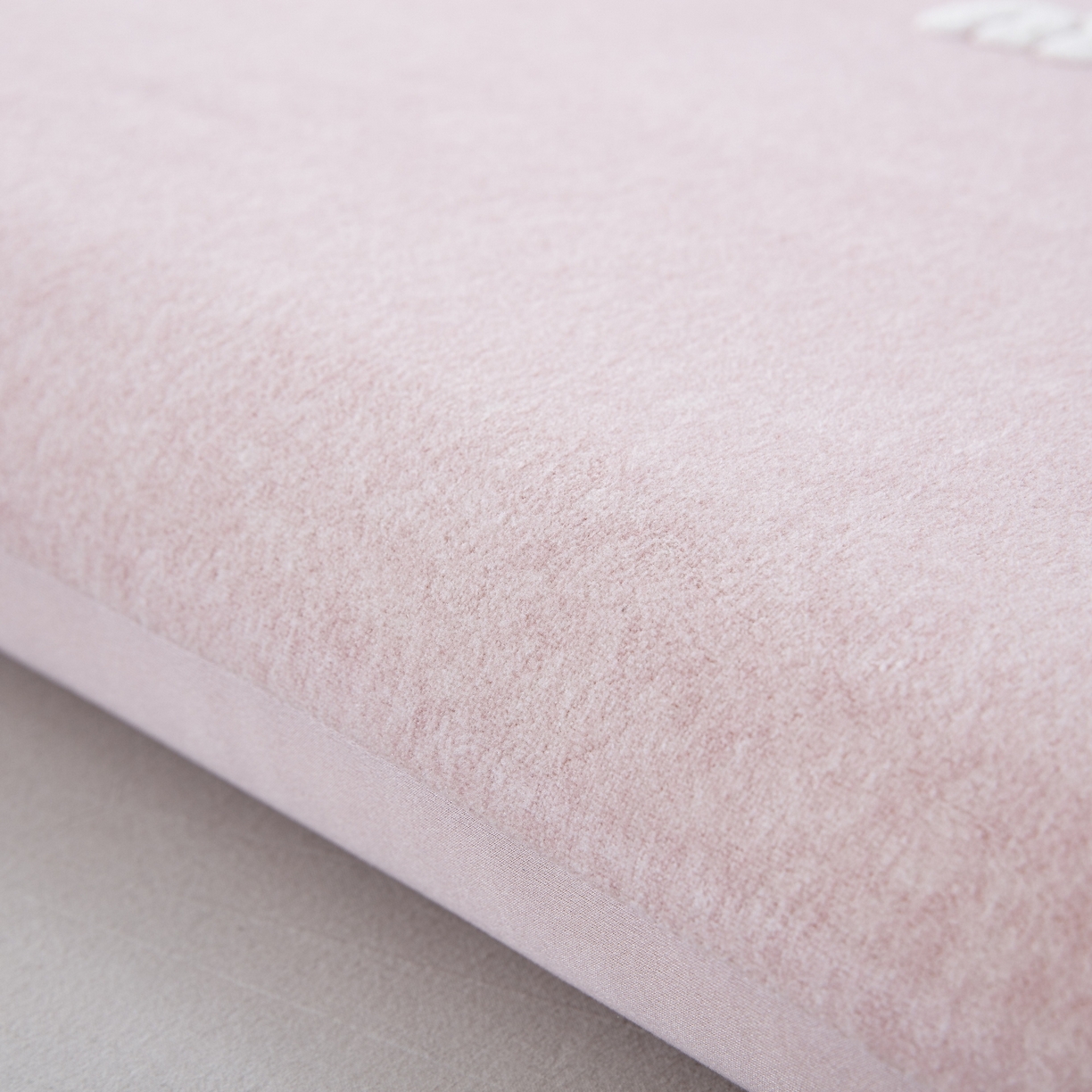 91家纺网 家纺一手货源 找家纺 大黄蜂家居家纺 2025新款毛巾绣仿羊绒星球面包记忆枕套 多巴胺粉