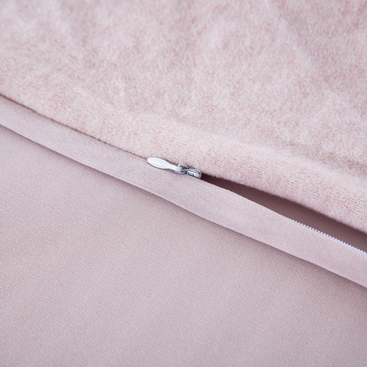 91家纺网 家纺一手货源 找家纺 大黄蜂家居家纺 2025新款毛巾绣仿羊绒星球面包记忆枕套 多巴胺粉