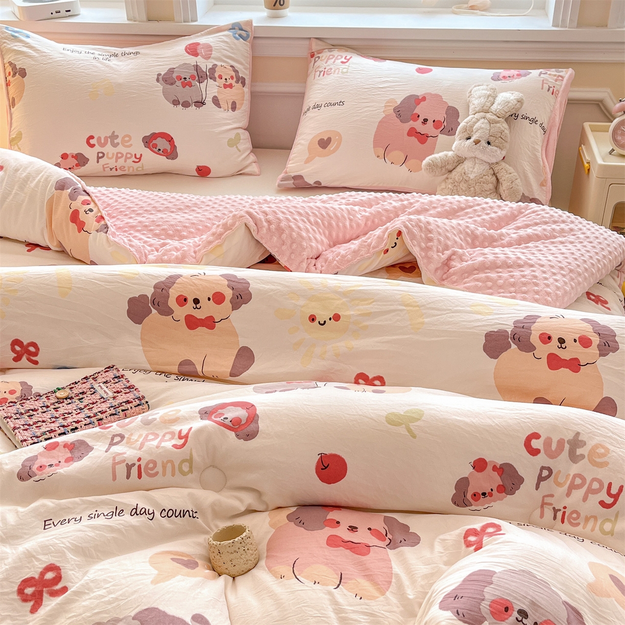 91家纺网 家纺一手货源 找家纺 盛秋家纺 2025新款A类水洗棉水晶绒豆豆被被子被芯 情侣猫+蝴蝶粉