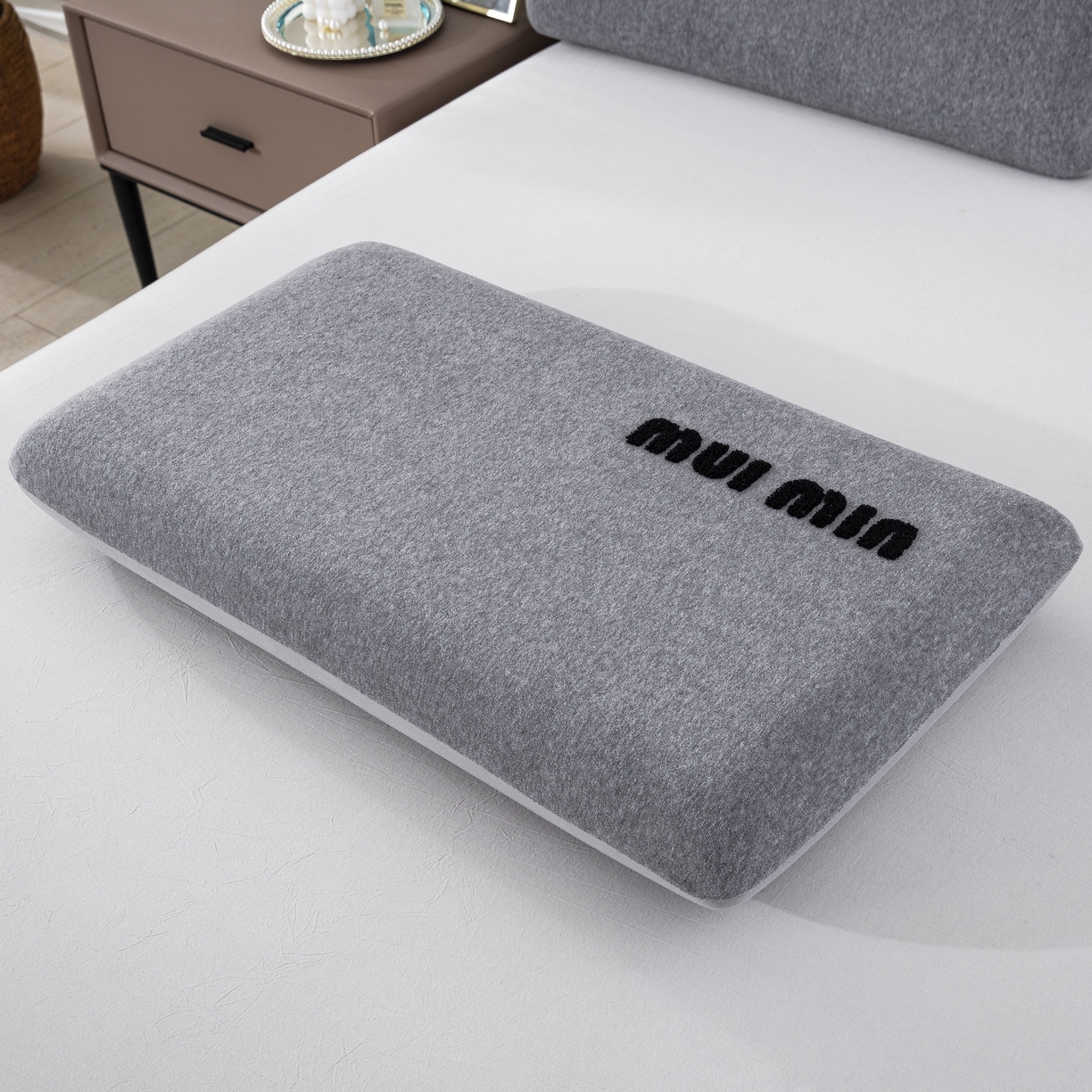 91家纺网 家纺一手货源 找家纺 大黄蜂家居家纺 2025新款毛巾绣仿羊绒星球面包记忆枕套 多巴胺灰